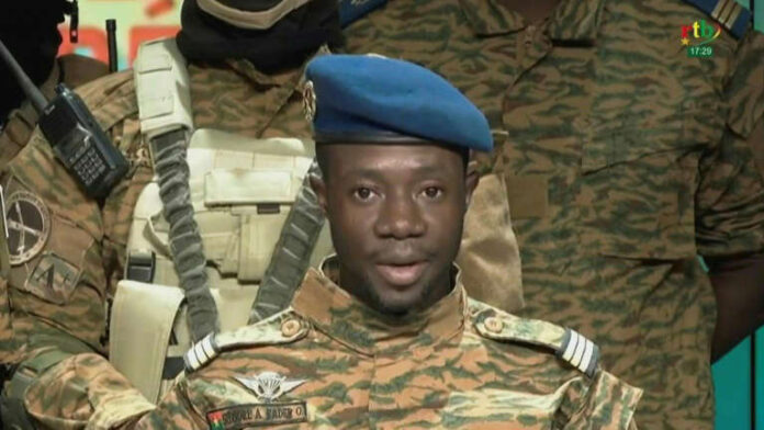 © - Image extraite d'une vidéo obtenue auprès de la RTB le 24 janvier 2022, montrant le capitaine Sidsoré Kader Ouedraogo (c), porte-parole de la junte, aux côtés d'autres militaires, annonçant leur prise du pouvoir à Ouagadougou