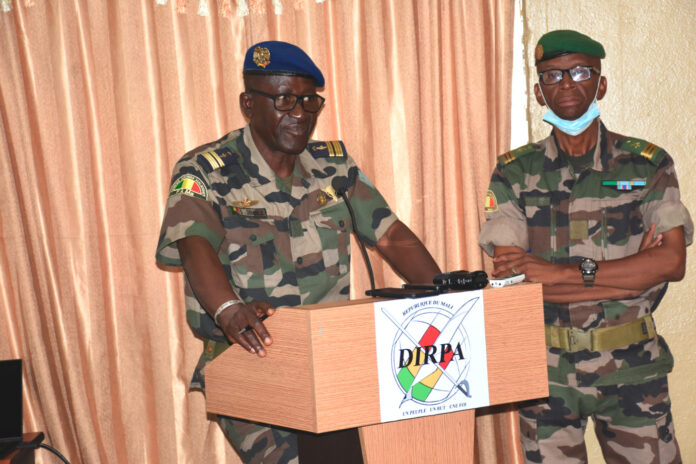 Le colonel Souleymane Dembélé au pupitre (photo archives)