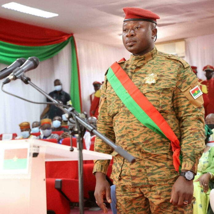 Le lieutenant-colonel Paul-Henri Damiba, chef de la junte militaire qui a renversé le président du Burkina Faso en janvier, se prépare à prêter serment à la tête de l'État lors d'une cérémonie à Ouagadougou, le 16 février 2022