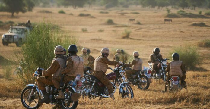 Des forces de sécurité et de défense burkinabè patrouillant à moto (Image d'illustration).