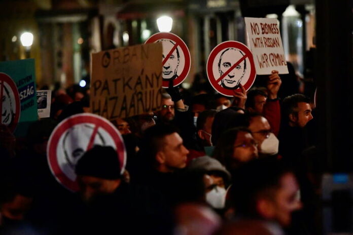 Manifestation organisée par les membres de l'opposition hongroise, devant le siège de la Banque internationale d'investissement soutenue par Moscou, après l'invasion de l'Ukraine par la Russie, à Budapest, en Hongrie, le 1er mars 2022.