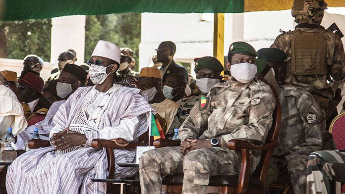 Le Premier ministre malien, Malian Prime Minister Choguel Kokalla Maïga (G), en compagnie du président de transition, Assimi Goita (D), à Kati au Mali, le 20 janvier 2022