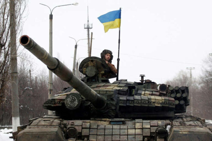 © Anatolii Stepanov Char des forces armées ukrainiennes rejoignant sa position dans la région de Lugansk en Ukraine le 11 mars 2022