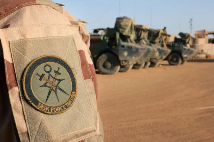 © Thomas COEX Un militaire de Takuba devant des blindés français dans le camp de Ménaka, dans le nord-est du Mali, le 7 décembre 2021