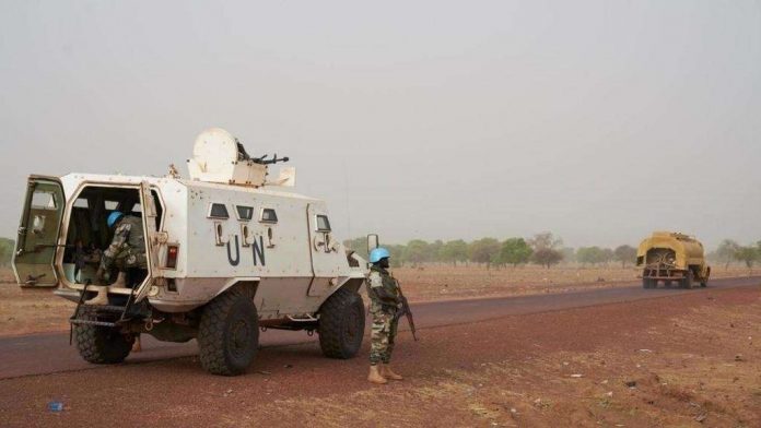 © MICHELE CATTANI / AFP Véhicule des casques bleus de la Minusma entre Mopti et Djenné, dans le centre du Mali, le 28 avril 2019 (photo d'illustration).