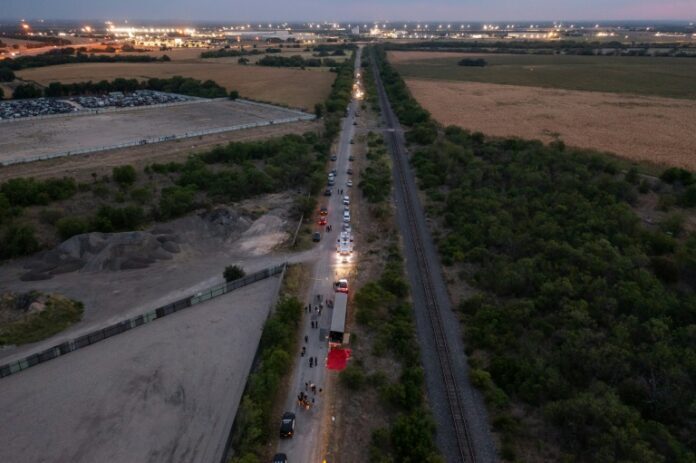 Vue aérienne du camion dans lequel au moins 46 personnes ont été retrouvées mortes à San Antonio, Texas, le 27 juin 2022 (Jordan Vonderhaar/GETTY IMAGES NORTH AMERICA/AFP)